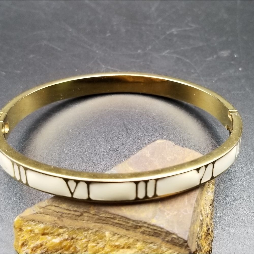 Time is ticking heirloom hinge bracelet B816